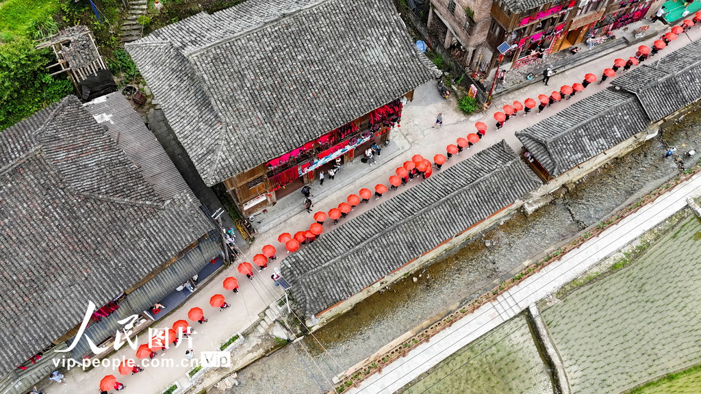 广西龙胜：欢度多彩“晒衣节”