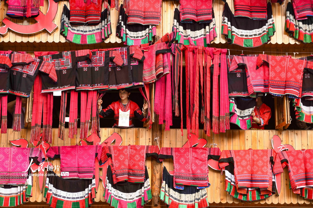 广西龙胜：欢度多彩“晒衣节”